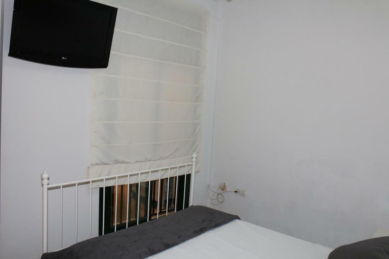 Apartamentos Rg Triana, Calle Castilla Con Patio Seville Exterior photo